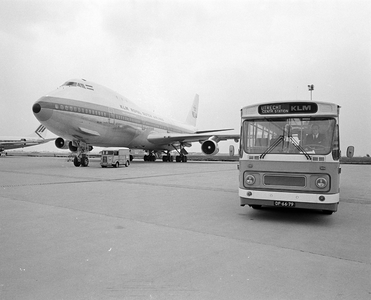 855179 Afbeelding van de KLM-bus , die de verbinding onderhoudt tussen Utrecht Centraal Station en Schiphol, op het ...